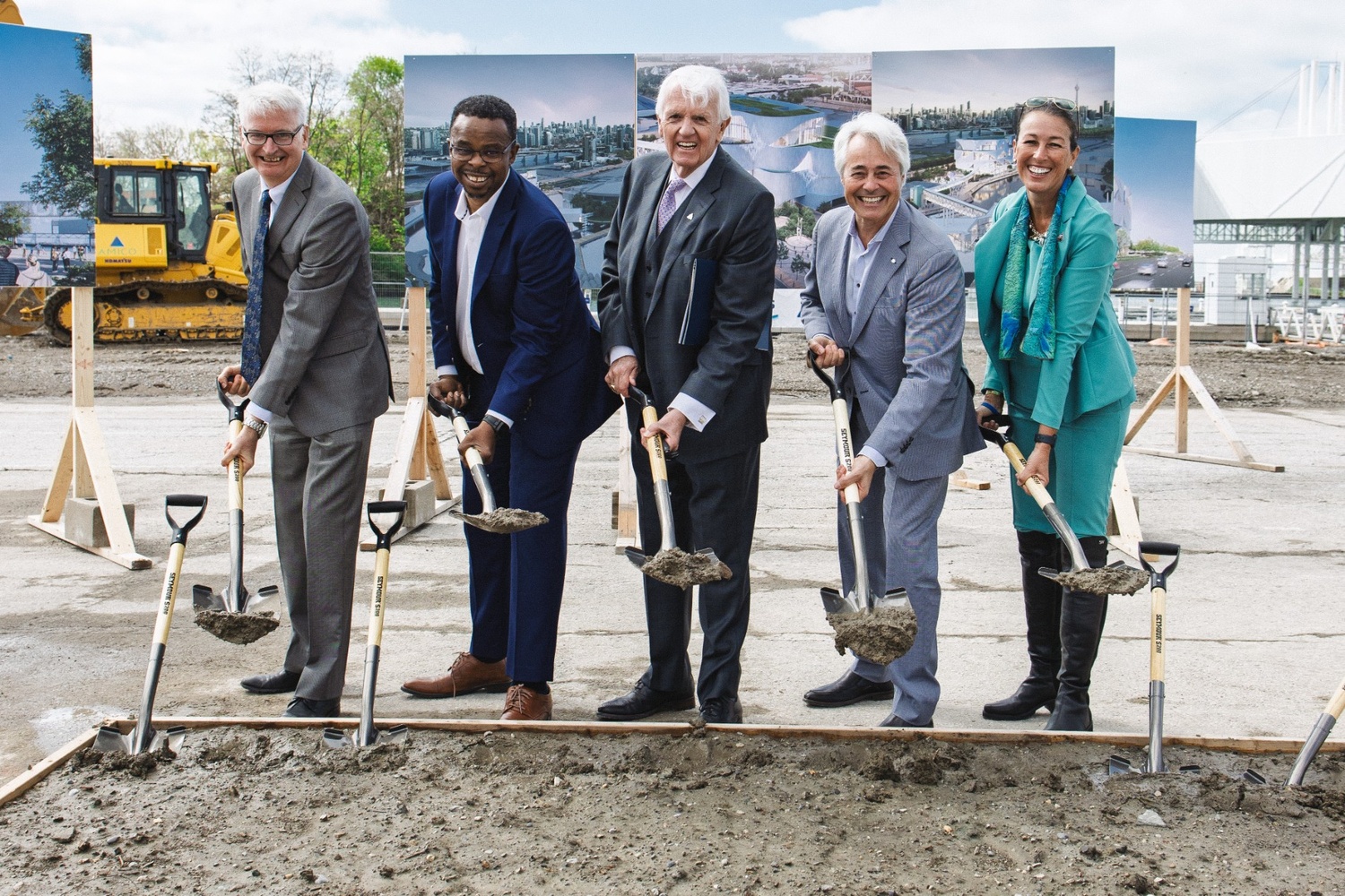 [Image of Ministers and Ontario Science Centre Board Members at the ground breaking ceremony.][Photo des ministres et des membres du conseil d'administration du Centre des sciences de l'Ontario lors de la cérémonie d'inauguration.]