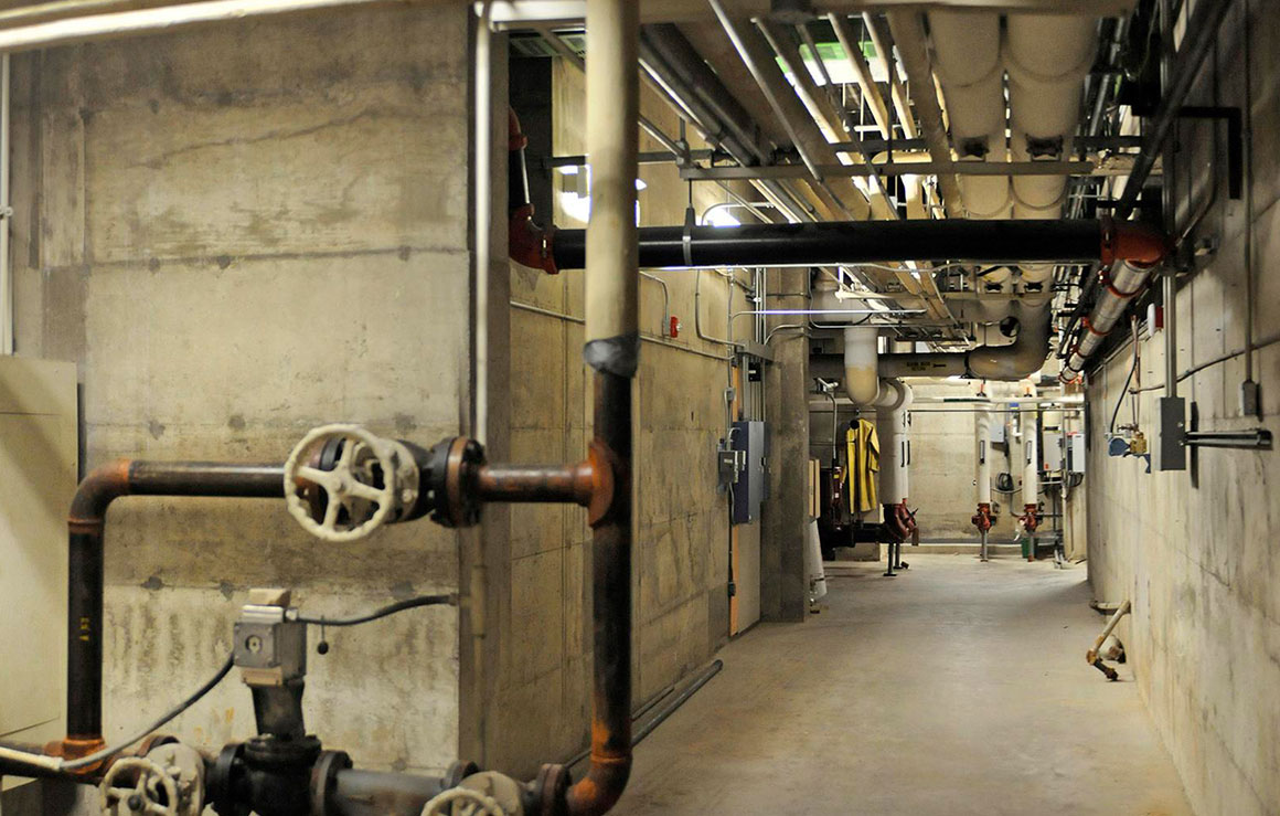 A hallway filled with pipes.