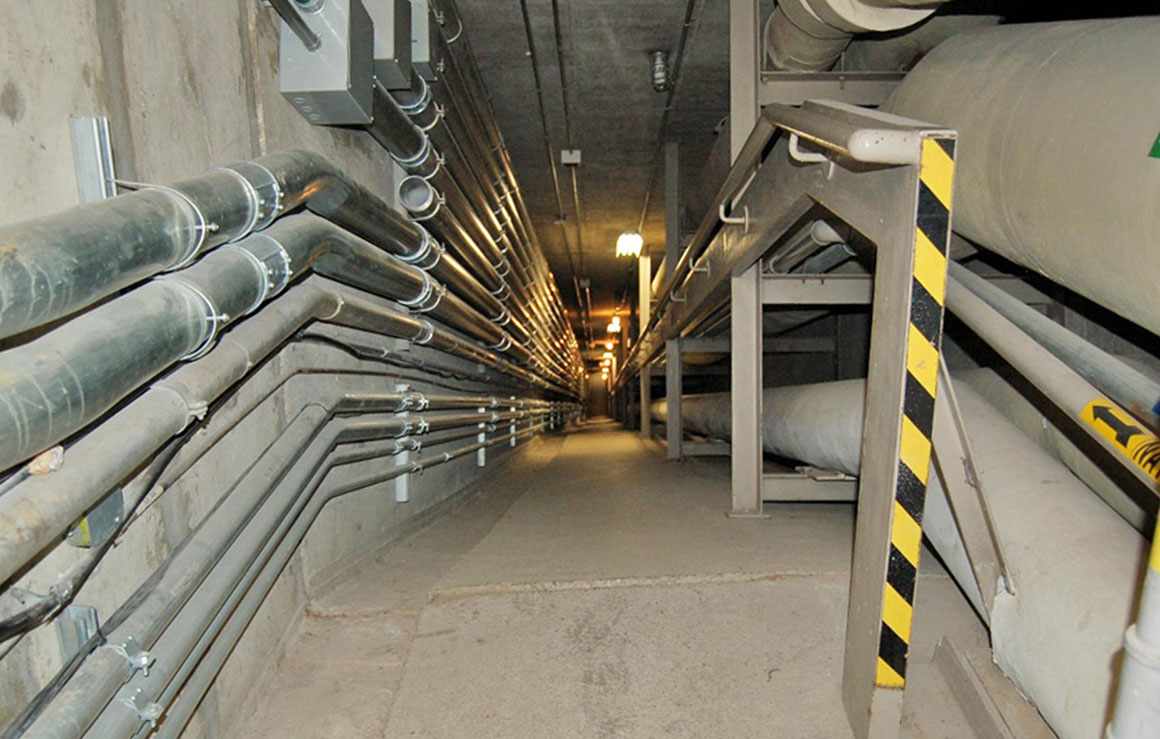 A hallway with pipes.