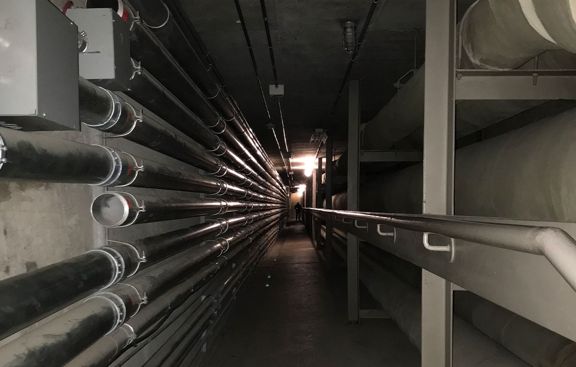 A hallway with pipes.
