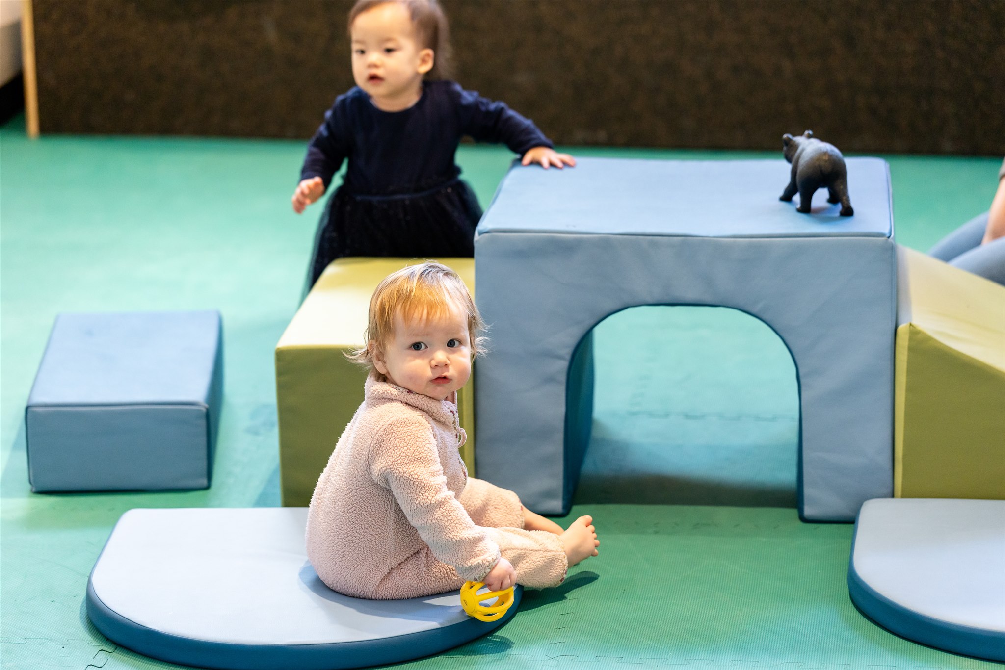 [Two toddlers playing in the KidSpark's under 3 years zone.][Deux tout-petits jouent dans la zone réservée aux moins de 3 ans de KidSpark.]
