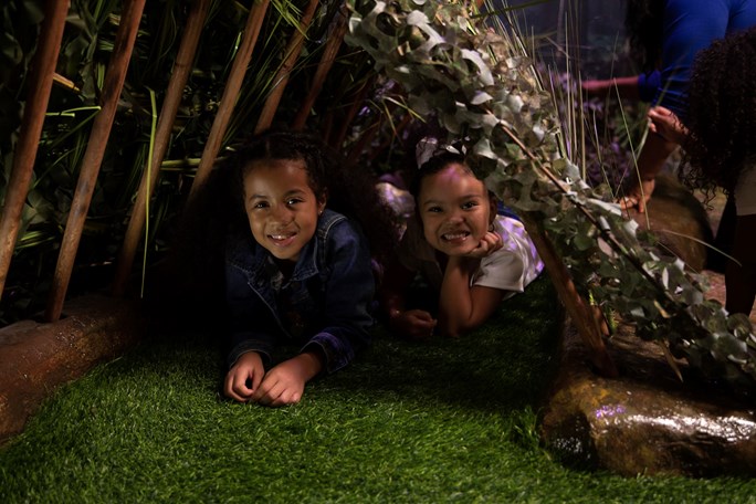[2 kids under a shelter.][Deux enfants sous un abri.]