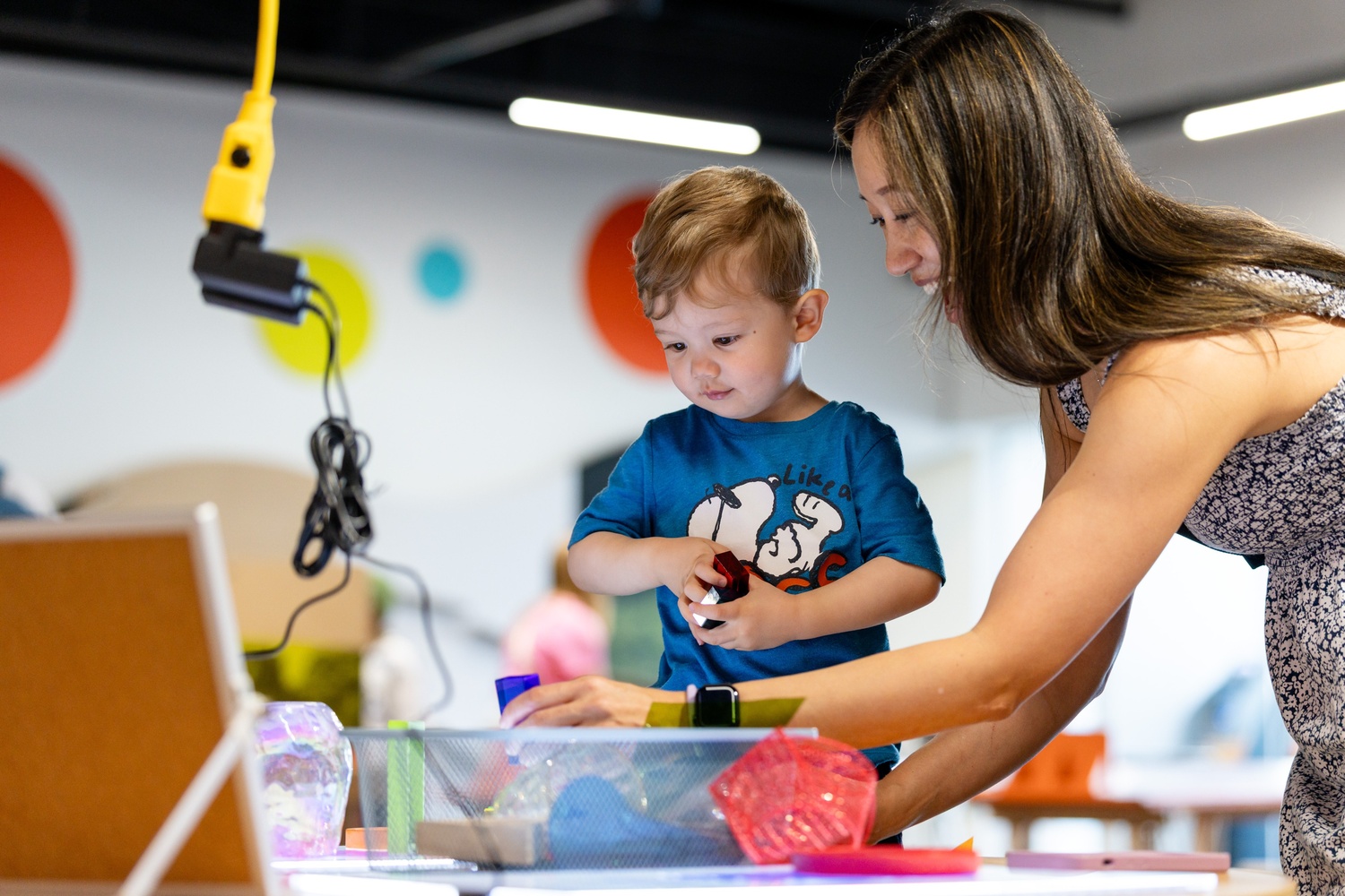 [A boy and his mother playing at the Innovation Station.][Un garçon et sa mère jouent à l'Innovation Station.]