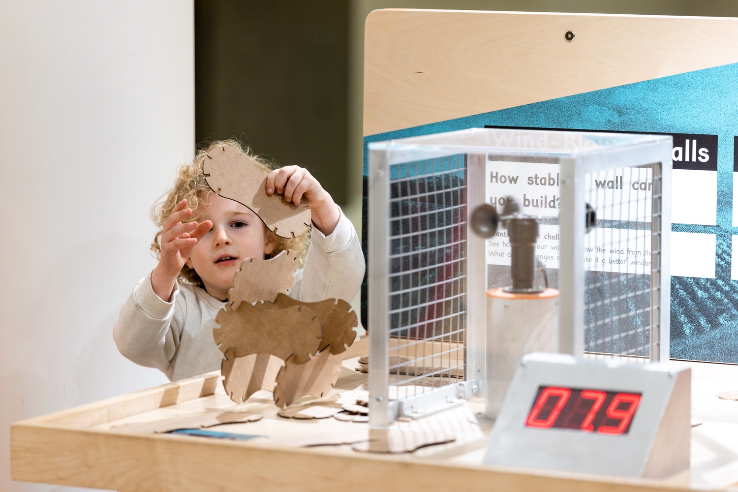 [A girl playing with the blocks in the maker space.][Une fille qui joue avec des blocs dans l'espace de création.]