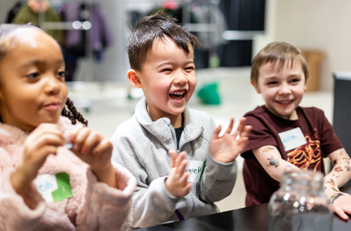 [Three kids smiling and happy.][Trois enfants souriants et heureux.]