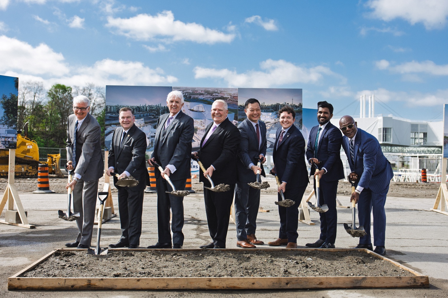 [Image of Ministers and Ontario Science Centre Board Members at the ground breaking ceremony.][Photo des ministres et des membres du conseil d'administration du Centre des sciences de l'Ontario lors de la cérémonie d'inauguration.]