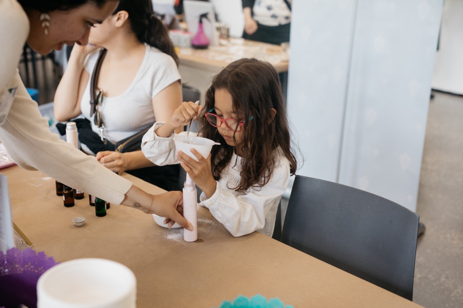 [A girl performing a chemistry experiment.][Une jeune fille réalise une expérience de chimie.]